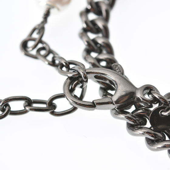 Bracciale doppio in perle e catena brunita con pendente Delfino